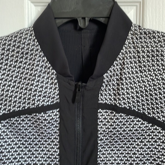 Luluemon reversible windbreaker - Picture 5 of 6